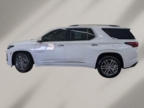 Iridescent Pearl Tricoat 2023 Chevrolet Traverse High Country