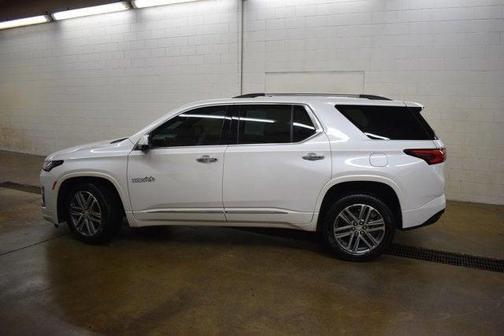 Iridescent Pearl Tricoat 2023 Chevrolet Traverse High Country
