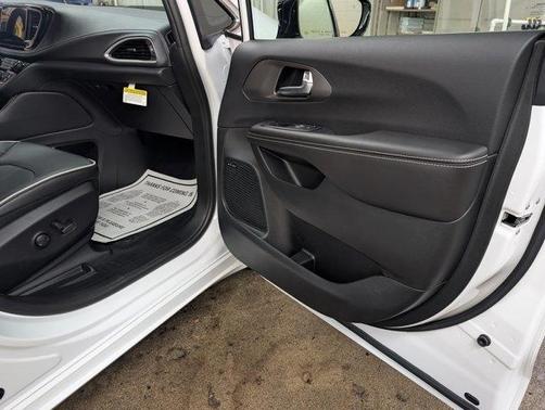 Bright White Clearcoat 2027 Chrysler Pacifica LIMITED