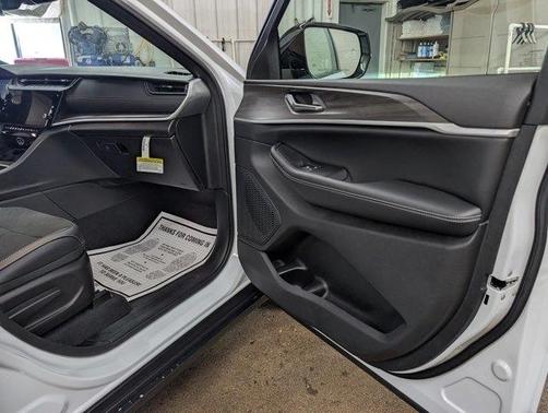Bright White Clearcoat 2026 Jeep Grand Cherokee L Laredo