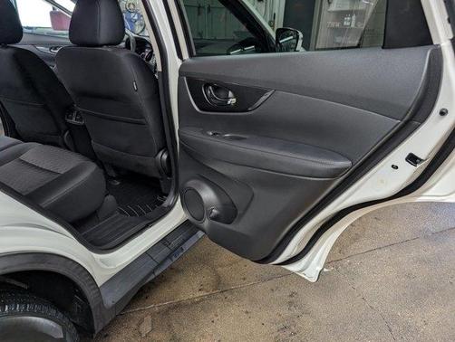 White 2018 Nissan Rogue SV