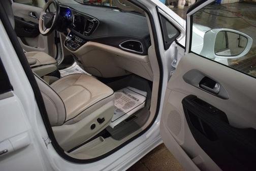 2017 Chrysler Pacifica Hybrid Platinum