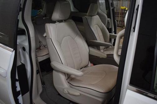 2017 Chrysler Pacifica Hybrid Platinum