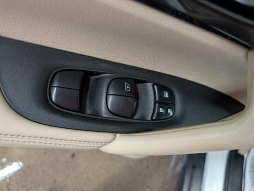White 2019 Nissan Rogue SV