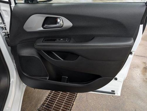 Bright White Clearcoat 2025 Chrysler Pacifica Limited