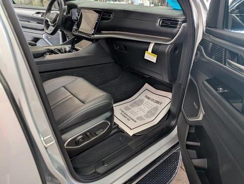 2025 Jeep Wagoneer Base