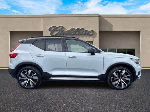 2021 Volvo XC40 Recharge Pure Electric P8