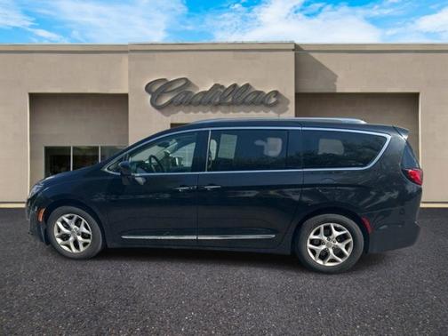 Brilliant Black Crystal Pearlcoat 2020 Chrysler Pacifica Touring L