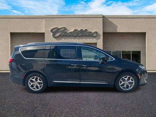 Brilliant Black Crystal Pearlcoat 2020 Chrysler Pacifica Touring L