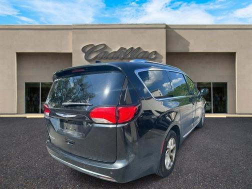 Brilliant Black Crystal Pearlcoat 2020 Chrysler Pacifica Touring L