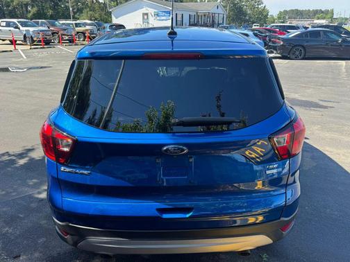 Lightning Blue Metallic 2019 Ford Escape SE