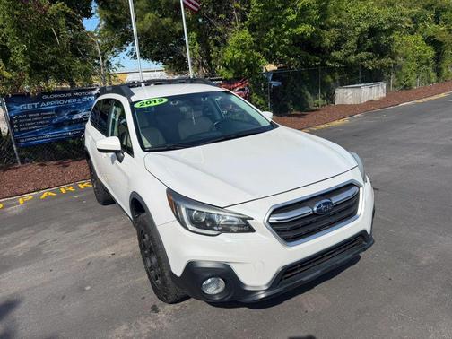 Crystal White Pearl 2019 Subaru Outback 2.5i Premium