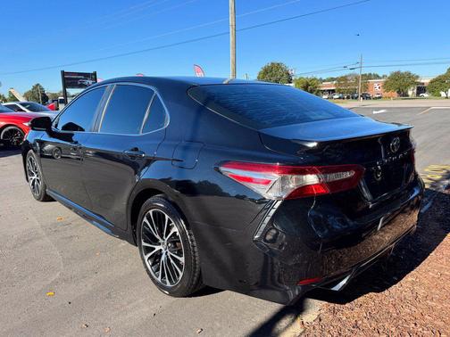 Midnight Black Metallic 2018 Toyota Camry SE