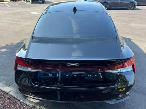 Phantom Black 2022 Hyundai ELANTRA SEL