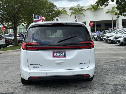 2024 Chrysler Pacifica Hybrid S Appearance Pkg
