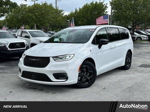 2024 Chrysler Pacifica Hybrid S Appearance Pkg