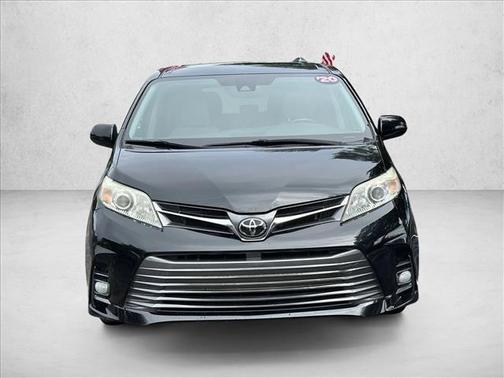 2020 Toyota Sienna XLE
