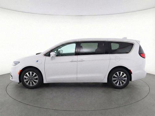 Bright White Clearcoat 2022 Chrysler Pacifica Hybrid Touring L