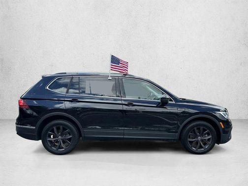 Platinum Gray Metallic 2024 Volkswagen Tiguan 2.0T SE