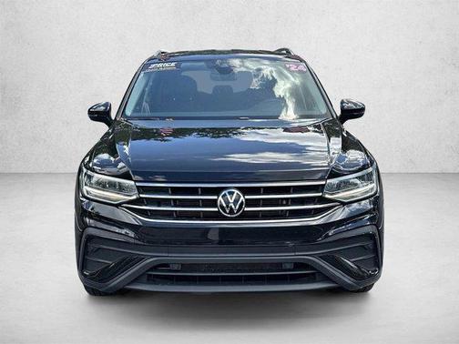 Platinum Gray Metallic 2024 Volkswagen Tiguan 2.0T SE