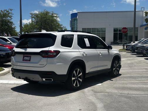 2025 Honda Pilot Touring 8-Passenger