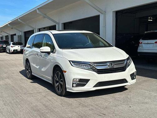 White Diamond Pearl 2018 Honda Odyssey Elite
