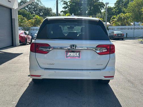 White Diamond Pearl 2018 Honda Odyssey Elite