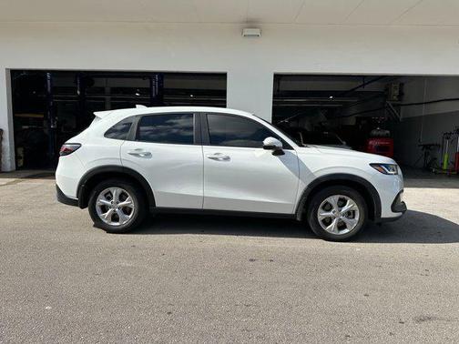 Platinum White Pearl 2023 Honda HR-V LX