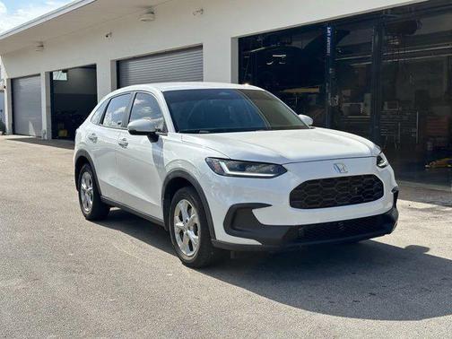 Platinum White Pearl 2023 Honda HR-V LX