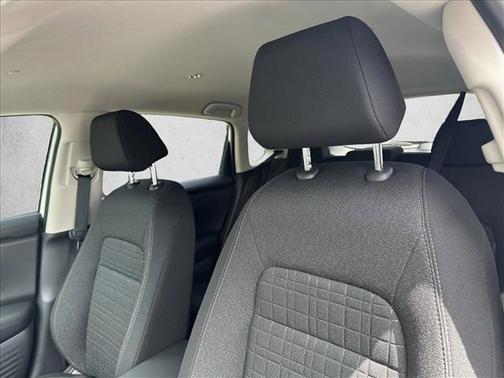 Platinum White Pearl 2026 Honda HR-V LX