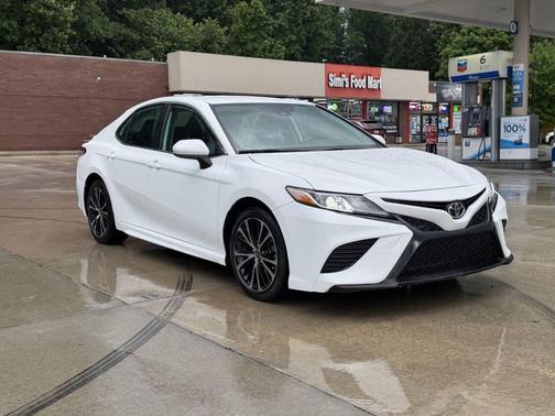 Super White 2020 Toyota Camry SE