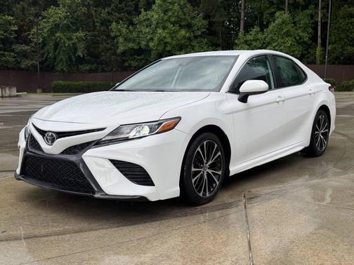 Super White 2020 Toyota Camry SE