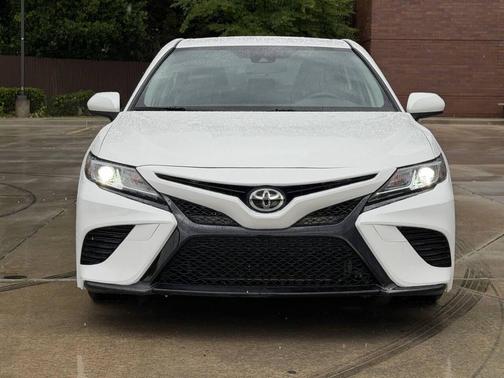 Super White 2020 Toyota Camry SE