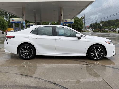 Super White 2020 Toyota Camry SE