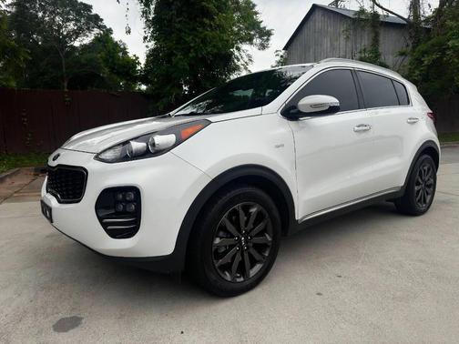 White 2018 Kia Sportage EX