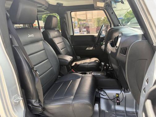 Bright Silver Metallic Clearcoat 2012 Jeep Wrangler Unlimited Sahara
