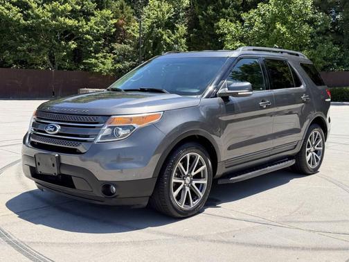 Gray 2015 Ford Explorer XLT