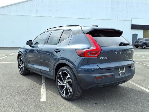 2022 Volvo XC40 T5 R-Design