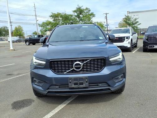 2022 Volvo XC40 T5 R-Design