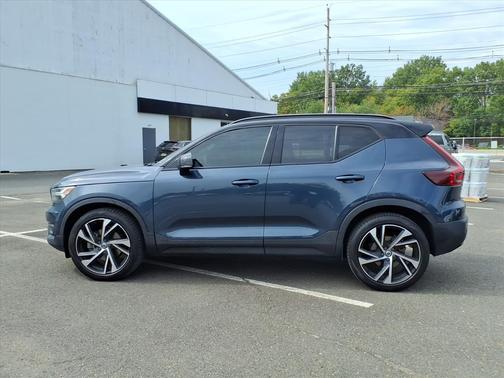 2022 Volvo XC40 T5 R-Design