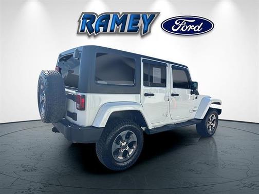 Bright White Clearcoat 2016 Jeep Wrangler Unlimited Sahara