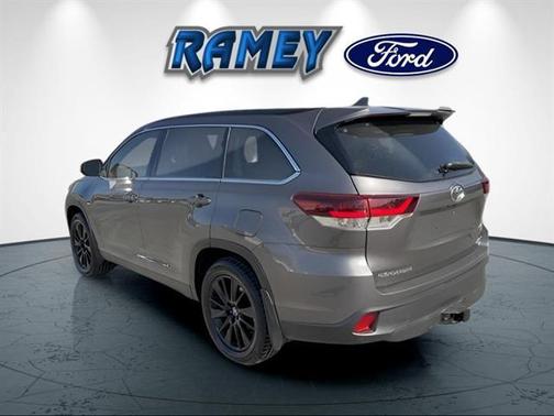 Predawn Gray Mica 2019 Toyota Highlander SE