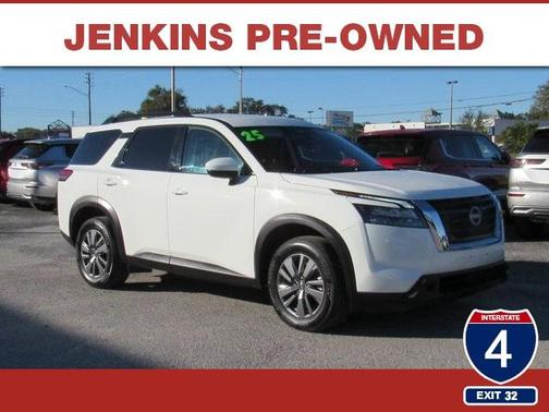 2025 Nissan Pathfinder SV