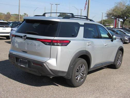 2025 Nissan Pathfinder SV