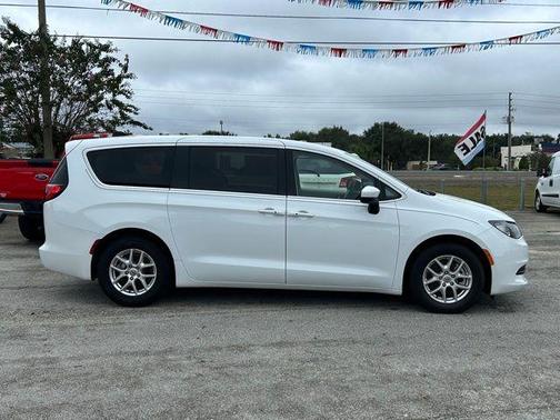 2022 Chrysler Voyager LX