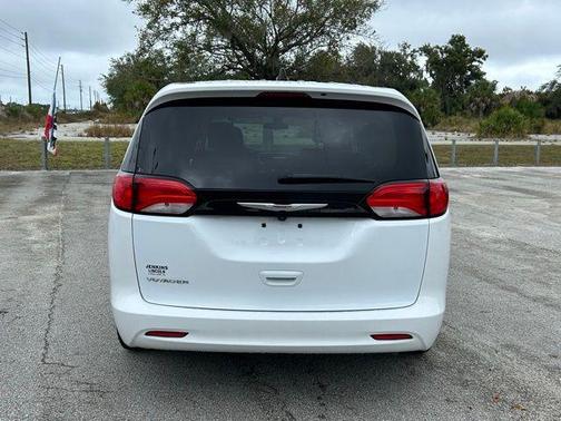 2022 Chrysler Voyager LX