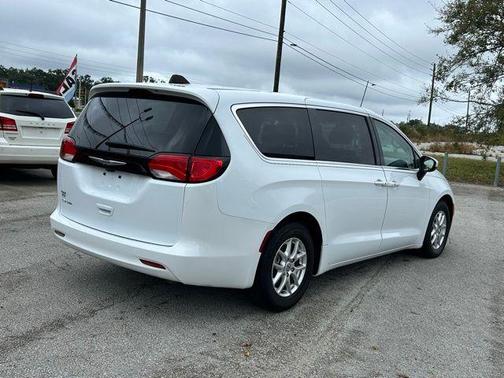 2022 Chrysler Voyager LX
