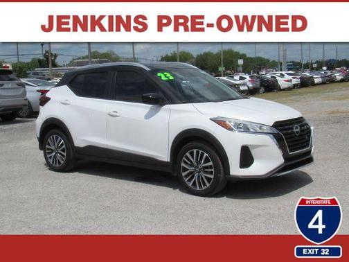 Aspen White / Super Black 2023 Nissan Kicks SV