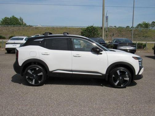 2t Wht Blk Roof 2026 Nissan Kicks SR