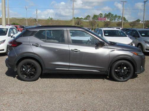 Gun Metallic 2024 Nissan Kicks SR